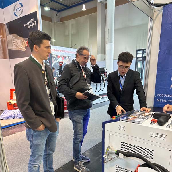 On-site explanation of the machine INTERTOOL Autriche machine laser