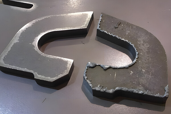 D&eacute;coupe laser avec ou sans comparaison de bavures