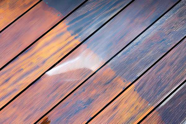 d&eacute;capage de peinture au laser sur bois