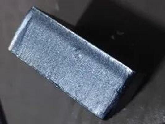 Nouveau procédé de découpe au laser à fibre : découpe à grande vitesse de l'acier au carbone utilisant de l'oxygène, mise au point négative