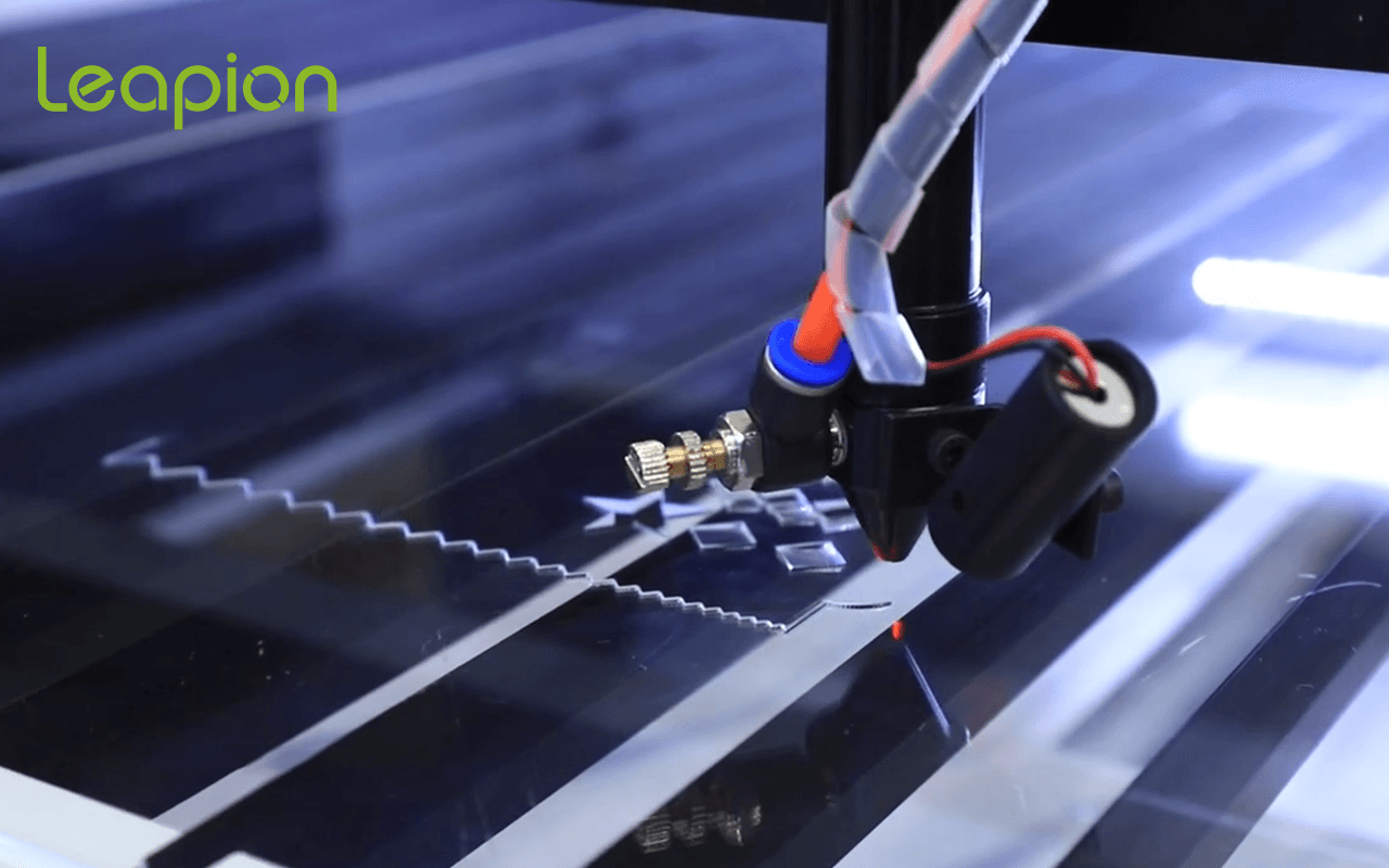 Un cutter laser peut accélérer la sortie où ils travaillent des manuels