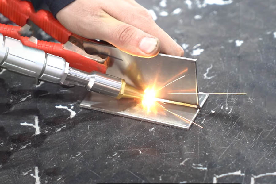 soudeur laser