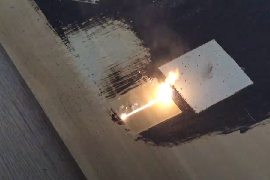 Machine &agrave; d&eacute;caper la peinture au laser sur le bois