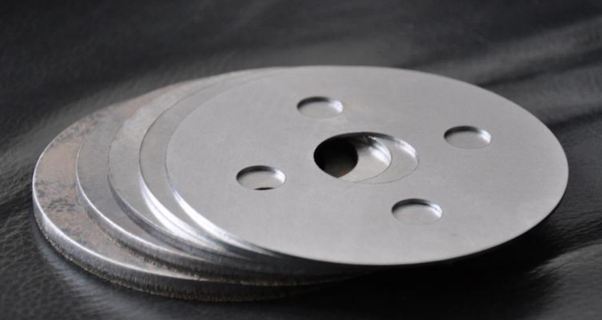 Quelle est l'épaisseur maximale de la plaque d'acier pouvant être coupée par une machine de découpe au laser?