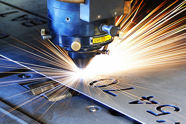 laser qui coupe le m&eacute;tal